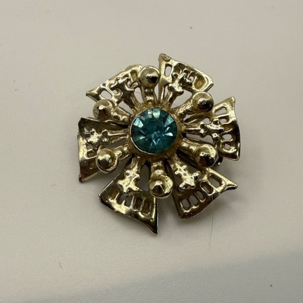 Vintage Gold Tone Maltese Cross Brooch Aqua Blue‎ Rhinestone Center Pin